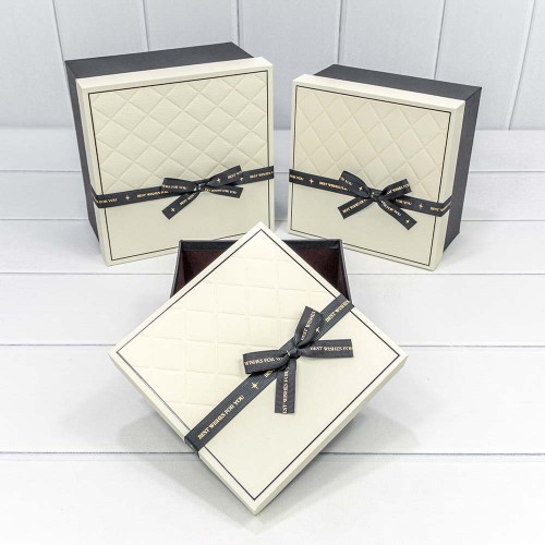 721613/2 Коробки Квадратные Набор 1/3 21*21*12,3 с бантом Бежевый/Чёрный 1/18