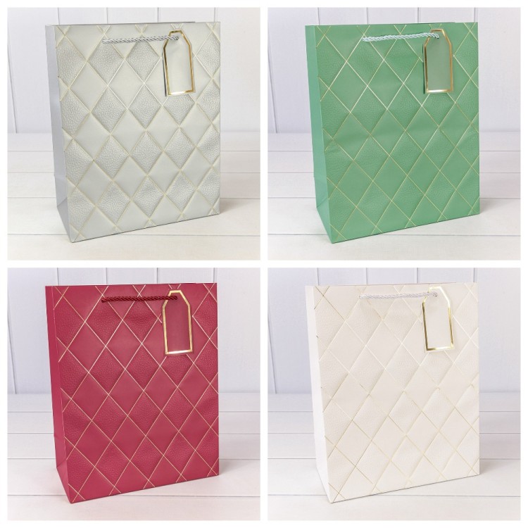 300710C	Пакет подарочный с тиснением "Ромбы" (микс) 26*32*13 210г 1/20 1/240