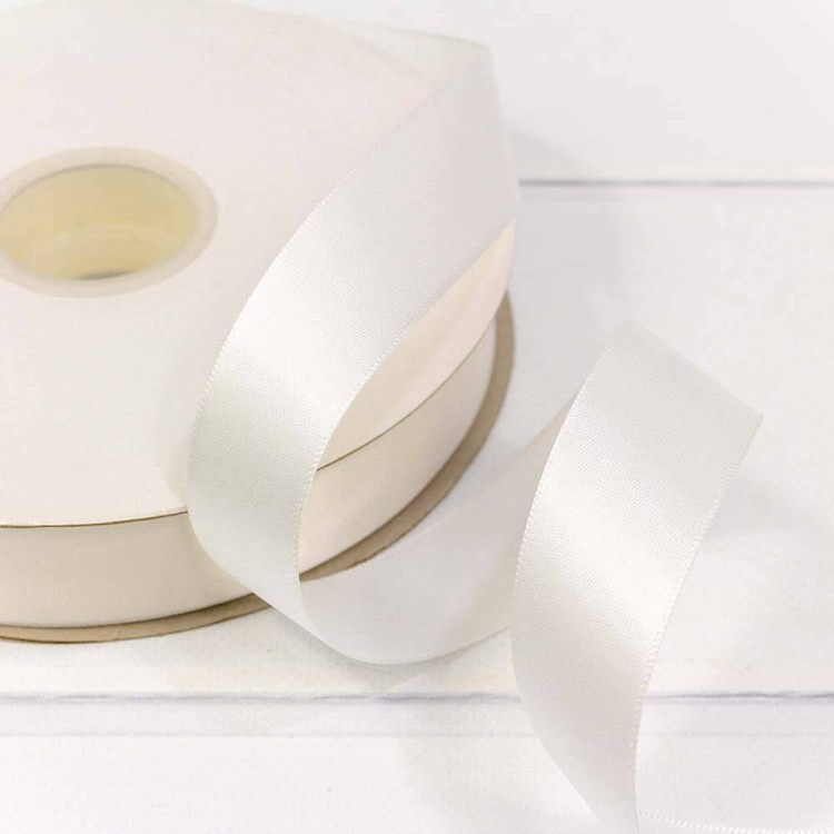 556-25/000 Лента Атласная Полиэстер класс А 2,5см*100ярд Жемчужно-белый 1/13 1/52